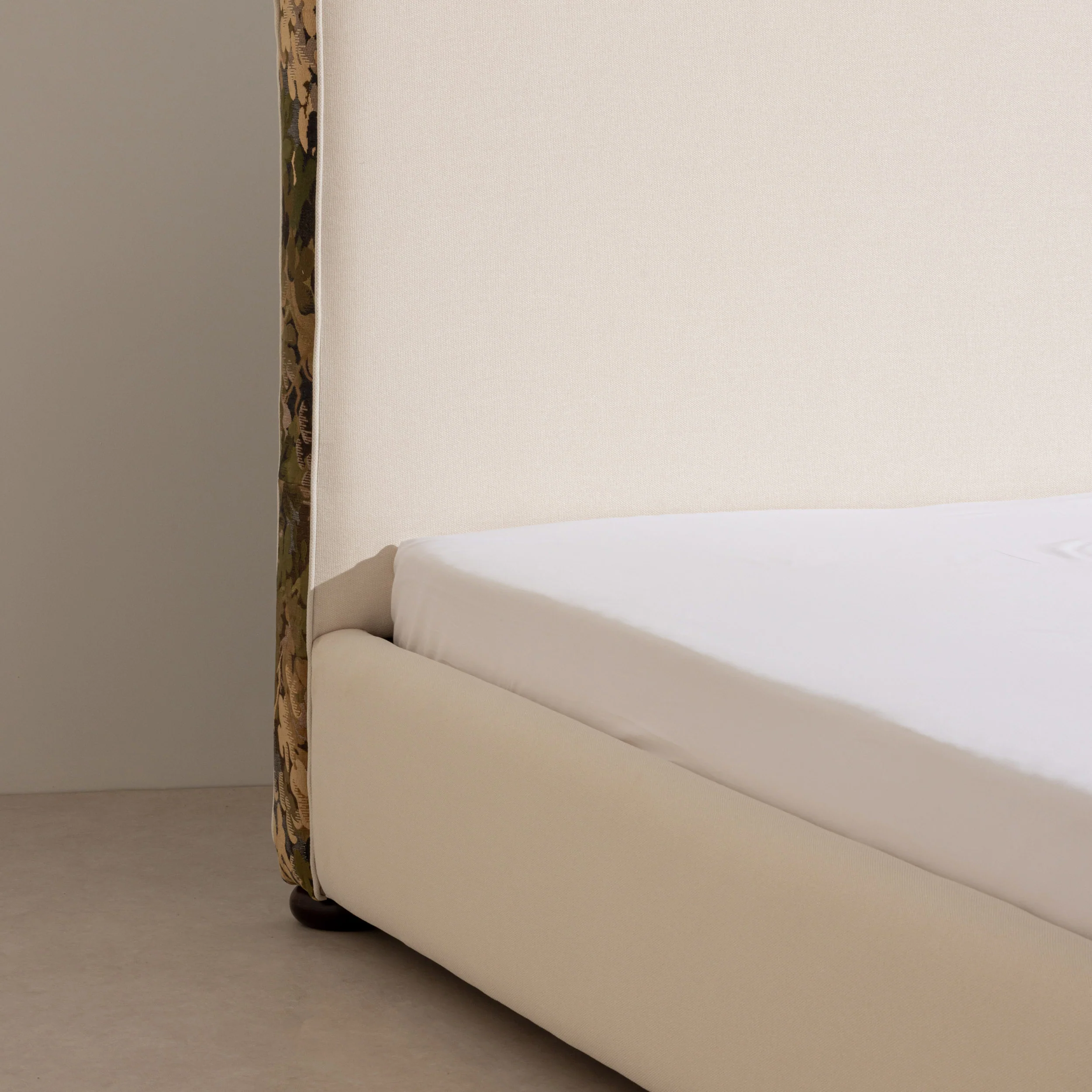 Curve Bed - Ivory - Image 10